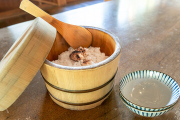 おひつに入った炊きたてご飯と茶碗freshly cooked rice in a rice chest and rice bowl