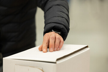 Main avec bulletin de vote et boîte de vote,  hand with vote box, horizontal - obrazy, fototapety, plakaty