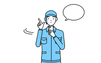 スマホを操作する帽子と作業着姿の女性