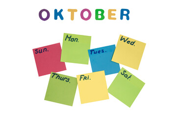 Plan tygodnia na miesiąc październik, na kolorowych samoprzylepnych kartkach na ścianie. Puste kartki bez tła.