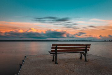 Fototapeta na wymiar Einsame Bank am See zu Sonnenuntergang