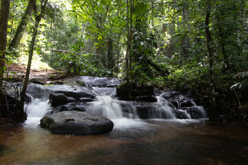 Cascade en pleine forêt sur le sentier du Rorota en Guyane