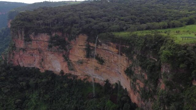 Chapada dos Guimar&atilde;es, morro dos ventos, chuva, c&acirc;nions, montanha, floresta, top, cima, cachoeira 