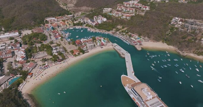 Crucero en muelle de huatulco