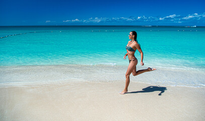 Fototapeta na wymiar woman running on summer vacation outdoor. woman running on summer vacation holidays