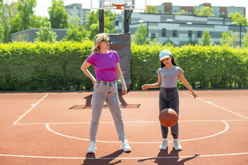 Obraz premium Mother and little daughter after basketball. Great job honey.