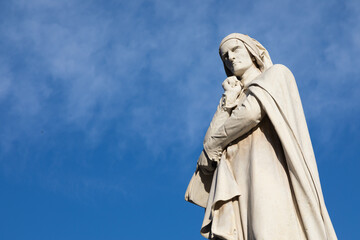 Fototapeta na wymiar Verona, Italy - Dante Alighieri statue, famous poet old sculpture.
