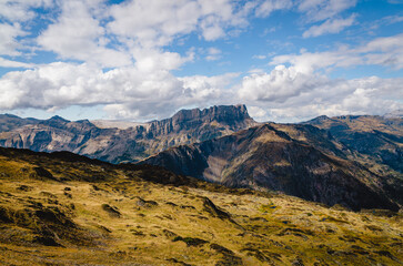 Hiking trail with views of the Tête à l'ane mountain