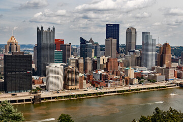 Fototapeta na wymiar Downtown Pittsburgh skyline on a high contrast, mostly cloudy day.
