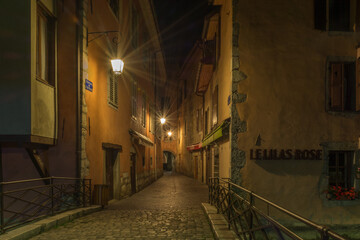 Calle nocturna de Annecy, Francia