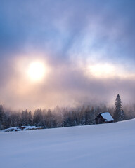 Góry w mgle z chatka Tatry © Mikolaj