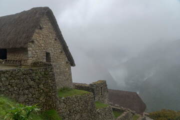 Fototapeta na wymiar Neblina y humedad en el sitio arqueológico de Machu Picchu