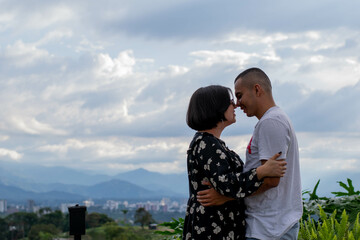pareja de novio, pareja de esposos posando para fotografia sentados en el suelo o de pie en un...