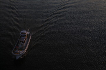 夕暮れ時に帰港する漁船