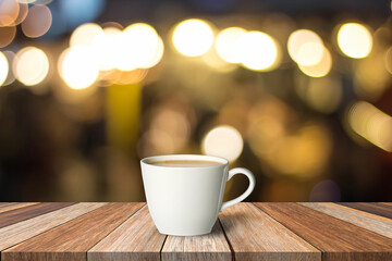 Mostrador de cafetería y un café con leche en primer plano. Tabla de madera con café. Bar o restaurante.