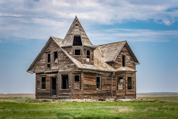 Fototapeta na wymiar An abandoned home with a turret on the prairies near Dollard, Saskatchewan, Canada 