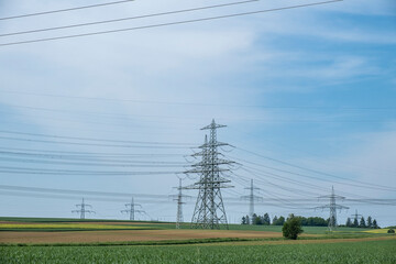 Stromtrassen nahe dem vom Netz genommenen AKW Grafenrheinfeld im Kreis Schweinfurt, Unterfranken