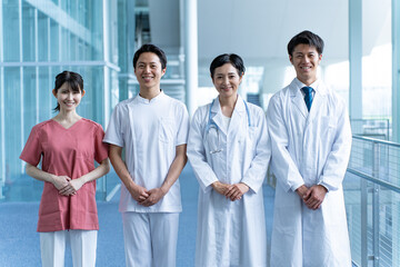 医療服を着た日本人男女