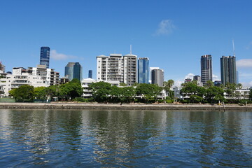Fototapeta na wymiar Hochhäuser und moderne Wohngebäude am Brisbane River in Queensland