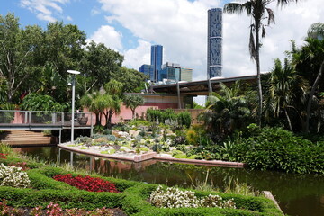 Parkanlage mit Blumen und Palmen in Brisbane