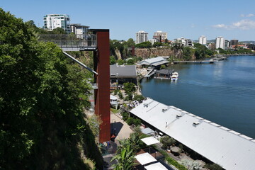 Freistehender Aufzug in Brisbane am Fluss