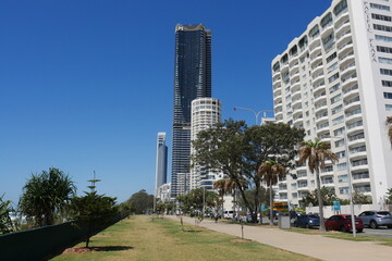 Fototapeta na wymiar Straße mit Hochhäusern Stadt Gold Coast Australien