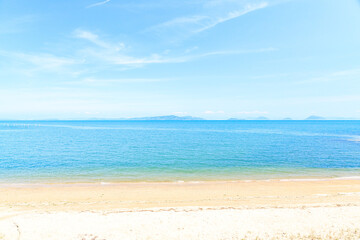 Fototapeta na wymiar 青空と青い海と白い砂浜