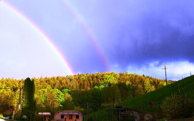 Double arc-en-ciel dans le ciel d'Alsace en France