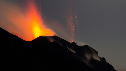verschiedene Eruptionen des Vulkans Stromboli