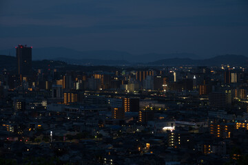 日本の岡山県岡山市のとても美しい初夏の夜景