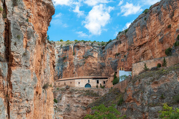 Vista de la ermita de la virgen de Jaraba en un desfiladero de roca calcárea en Jaraba, Zaragoza,...