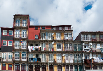 Vista de un edificio con casas típicas de Oporto, Portugal.