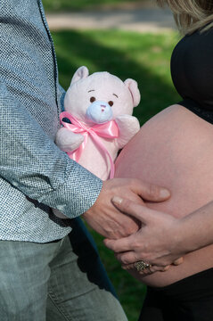 Una embarazada y su marido sujetan un osito esperando el nacimiento del beb&eacute;.