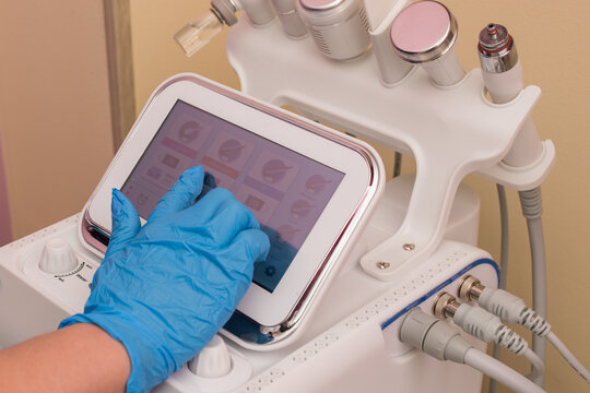 The cosmetologist includes a device for carrying out the procedure, Attachments to the HydraFacial device for facial skin care in a spa clinic to combat acne or aging. 