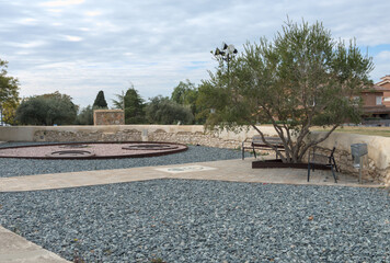 Plaza decorada con círculos de los que sale agua formando las fuentes
