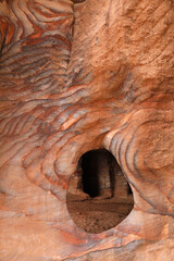 jordania petra ciudad perdida tumbas reales cueva nabateo desfiladero rosa esculpida en la roca 4M0A1008-as23