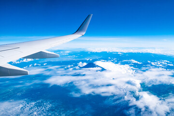 Fototapeta na wymiar 飛行機から見える景色 (富士山)
