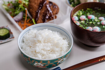 白ごはんと手毬ふとネギととろろ昆布のお吸い物とソースのかかったコロッケの定食セット