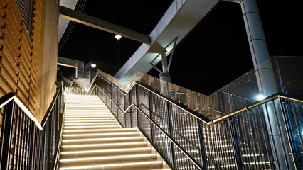夜の近代的なビルの階段