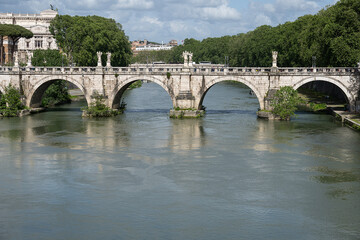 Fototapeta na wymiar Engelsbrücke über den Tiber in Rom, Italien