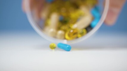 Kolorowe tabletki wysypane z pojemnika