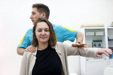 Osteopath relieves muscle pain in patient
