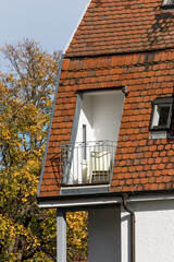 Kleiner Balkon - Loggia in einem roten Zieldach eingeschnitten