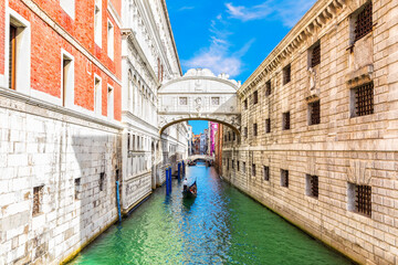 Fototapeta na wymiar Bridge of Sighs, the most popular place of visit in Venice, Italy