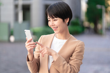 スマートフォンを操作する女性