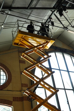 Installateurs projecteurs en nacelle &eacute;l&eacute;vatrice &agrave; ciseaux