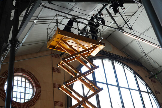 Installateurs projecteurs en nacelle &eacute;l&eacute;vatrice &agrave; ciseaux