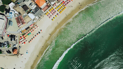 Deslumbrante beleza de Florian&oacute;polis, Santa Catarina, capturada pela lente de Felipe Nogs. A natureza exuberante e as &aacute;guas cristalinas fazem dessa praia um verdadeiro ref&uacute;gio.