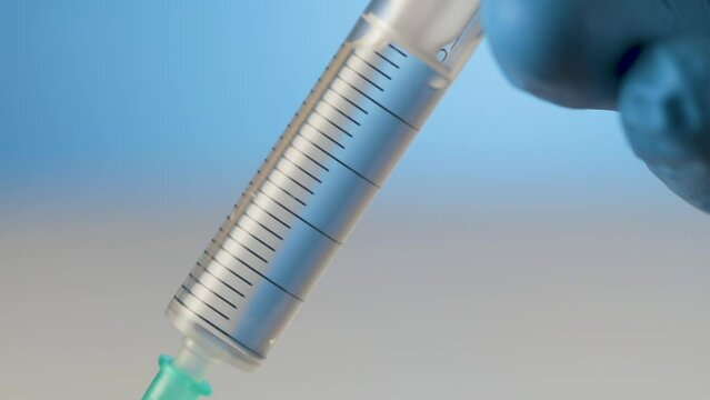 DOktor wstrzykuje szczepionkę