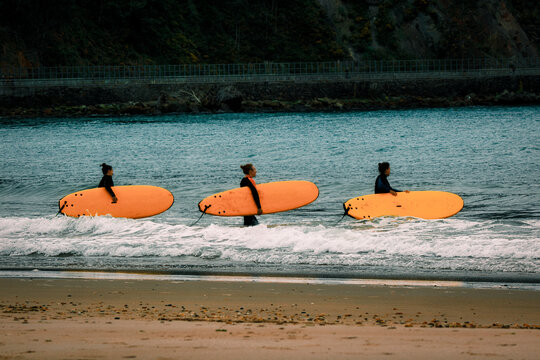 Ready para surfear entre las olas del mar.